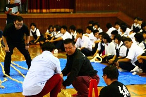 ※事前に行われた綱練り指導の様子。